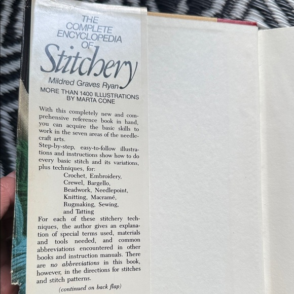 Rare hardcover book The Complete Encyclopedia of Stitchery, Mildred Graves Ryan - Picture 2 of 8